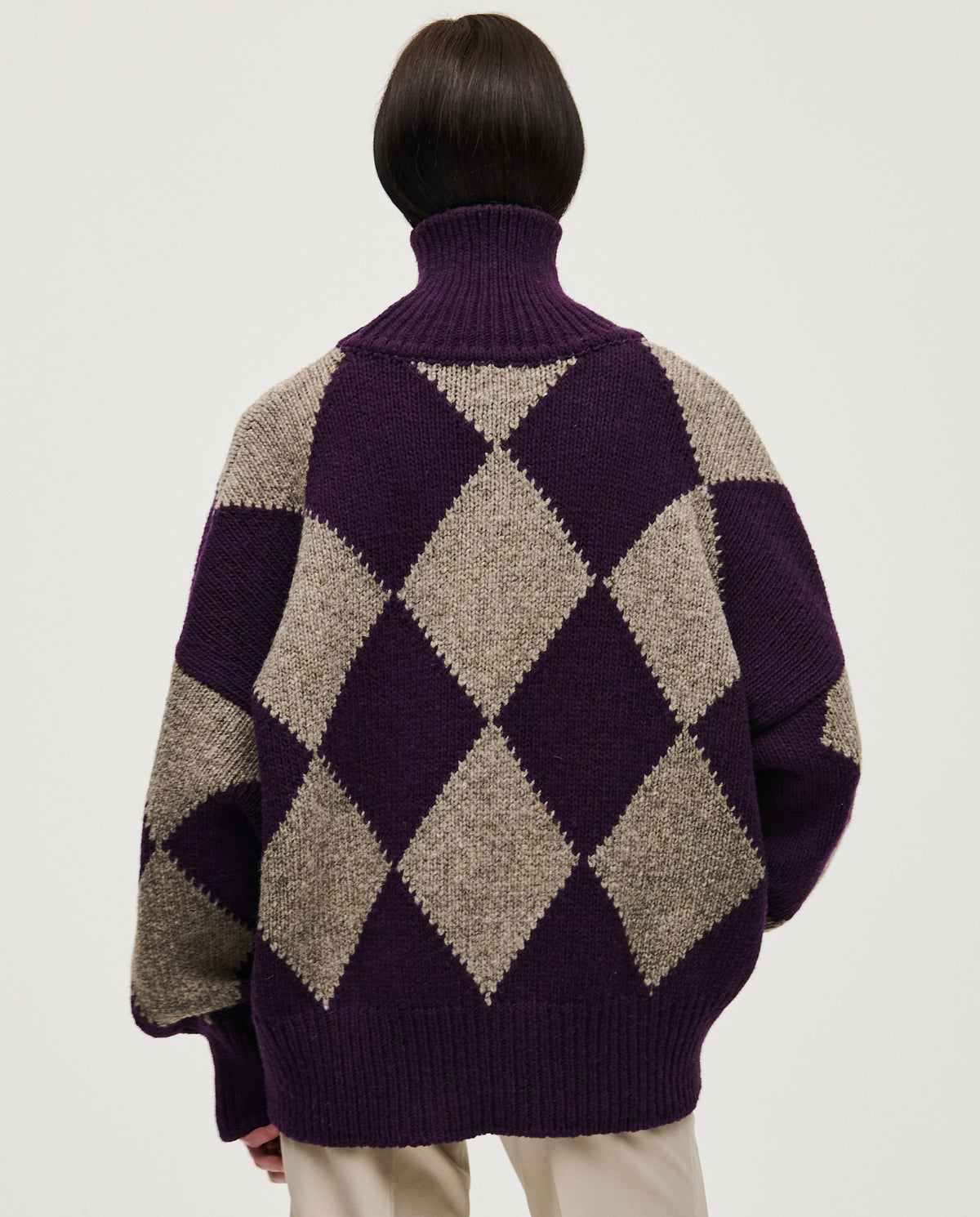 Woman wearing Babaà Jumper No17 Noche, cozy black knit sweater with a relaxed fit and ribbed cuffs and hem.
