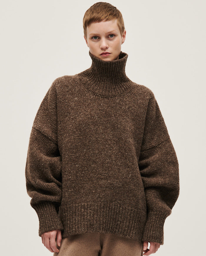 Babaà No17 Oak women's jumper in soft knit fabric, featuring a cozy fit and stylish design, shown in a natural pose.