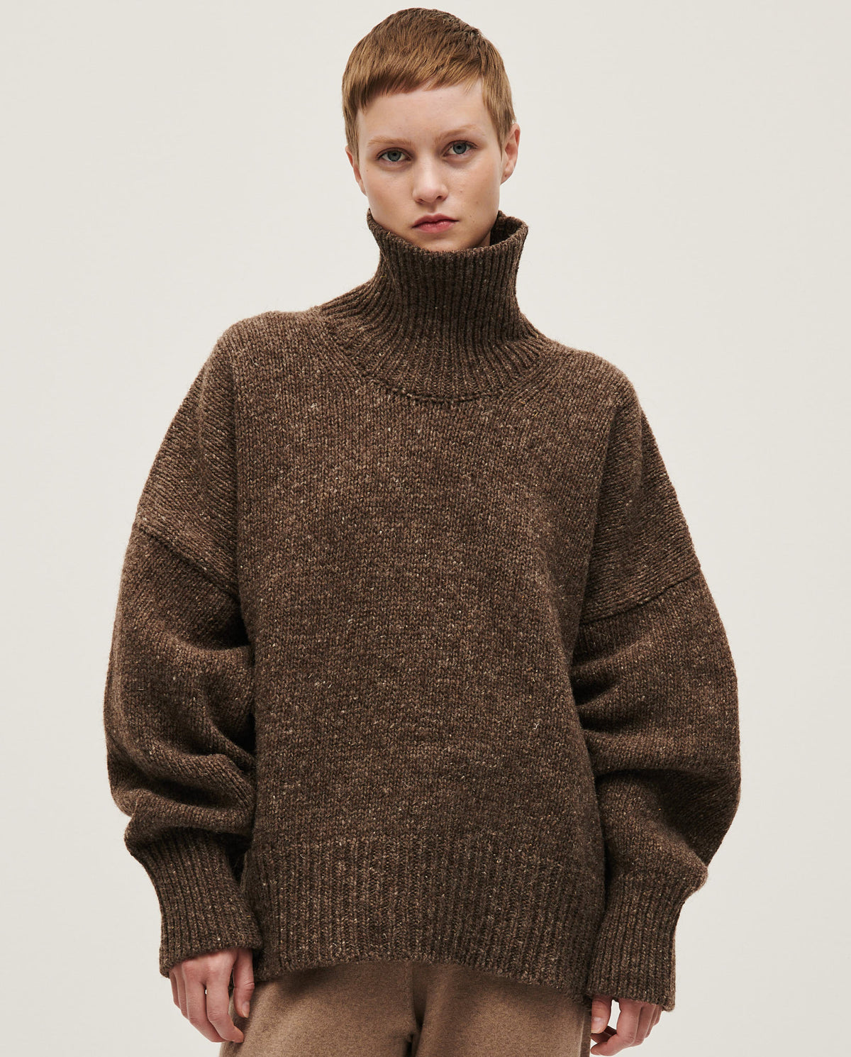 Babaà No17 Oak women's jumper in soft knit fabric, featuring a cozy fit and stylish design, shown in a natural pose.
