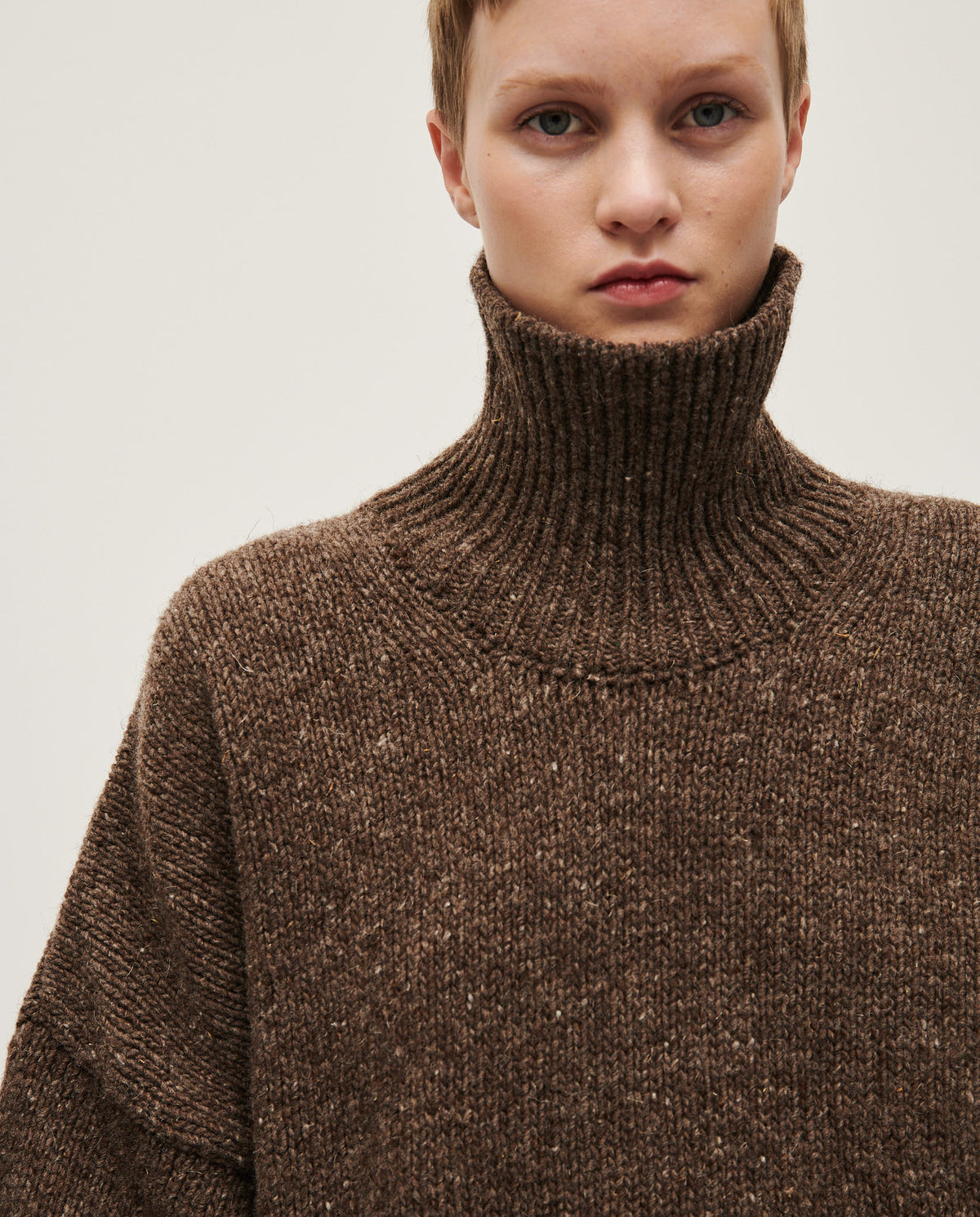 Babaà No17 Oak women's jumper in warm beige, featuring a cozy knit fabric and relaxed fit.