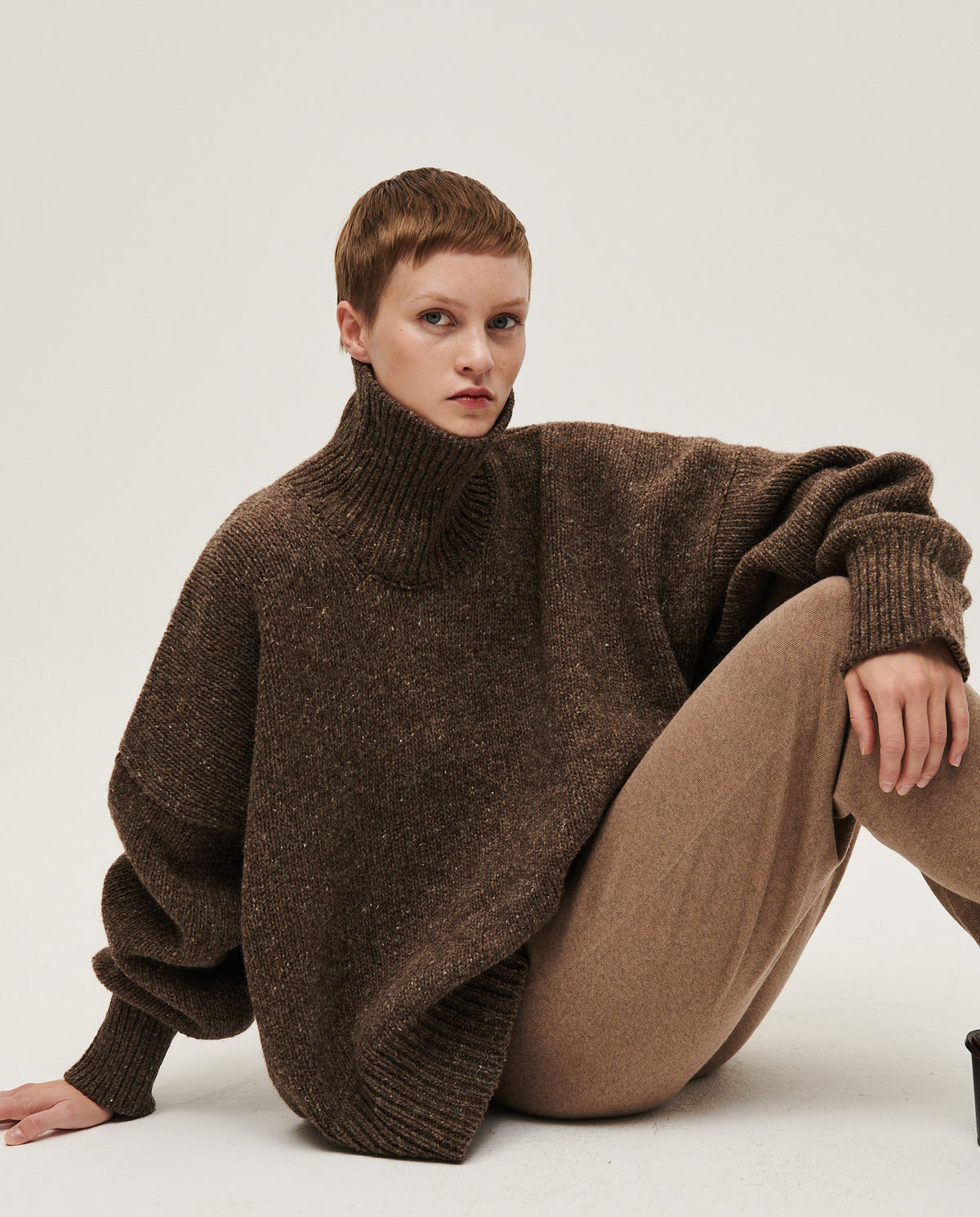 Babaà No17 Oak women's jumper, cozy knit sweater in warm oak color, styled on a woman with long hair and casual outfit.