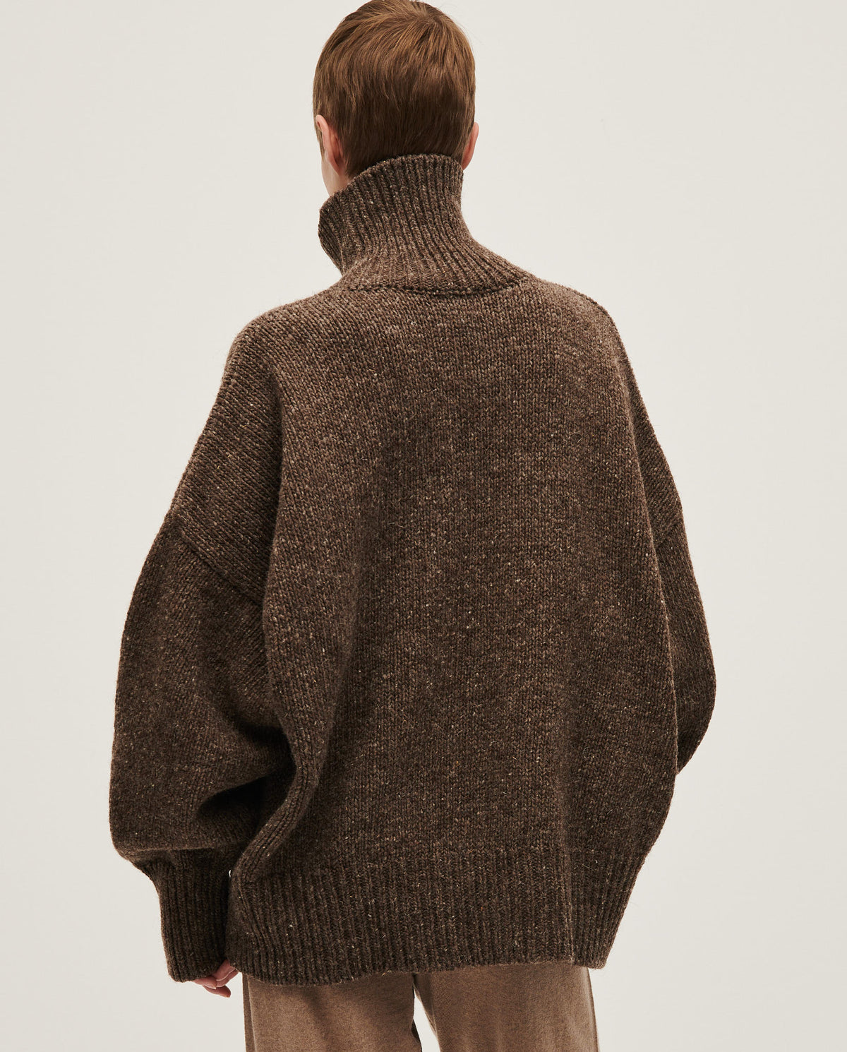Babaà no17 oak women's jumper in cozy knit fabric, featuring a relaxed fit and warm earthy oak color.