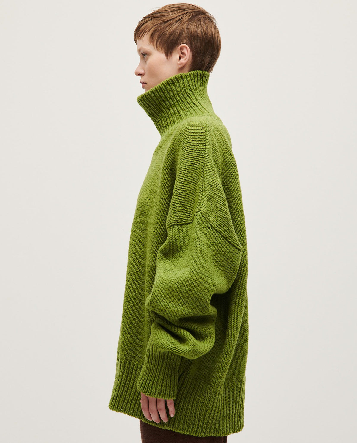 Woman wearing Babaà No17 Olivera jumper, stylish knit sweater with a cozy fit in soft, neutral tones.