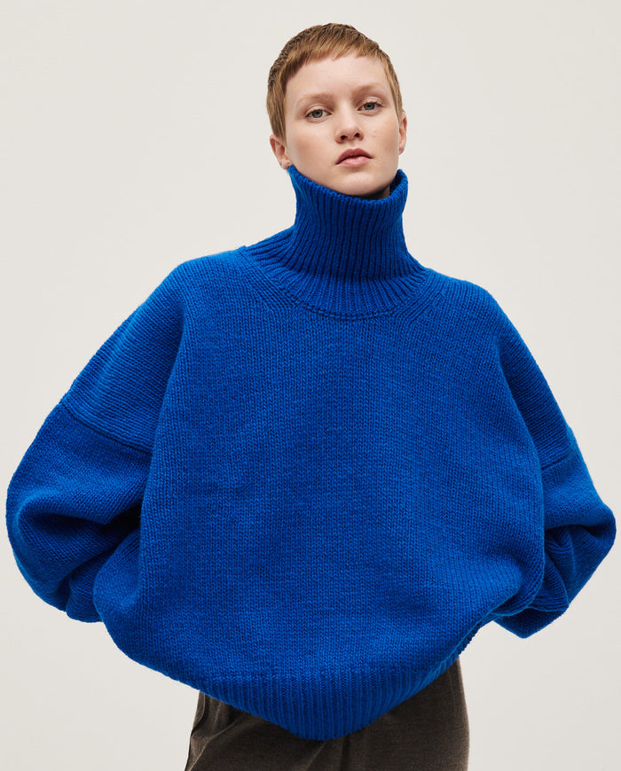 Woman wearing Babaà No17 Winterskies jumper, featuring a cozy knit design and winter-inspired colors.