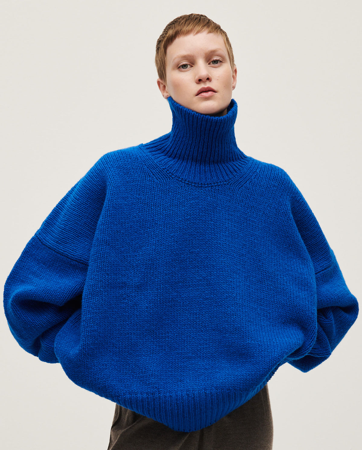 Woman wearing Babaà No17 Winterskies jumper, featuring a cozy knit design and winter-inspired colors.