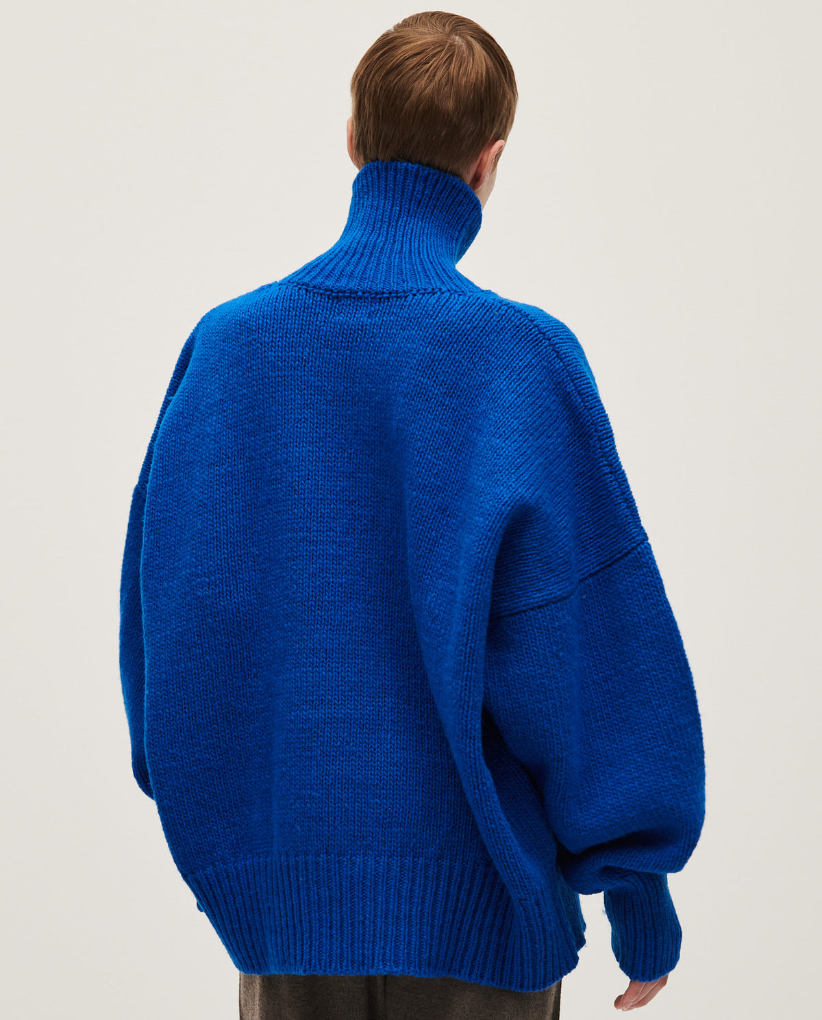 Woman wearing Babaà No17 Winterskies jumper, cozy knitted winter sweater with a stylish fit and winter-ready design.