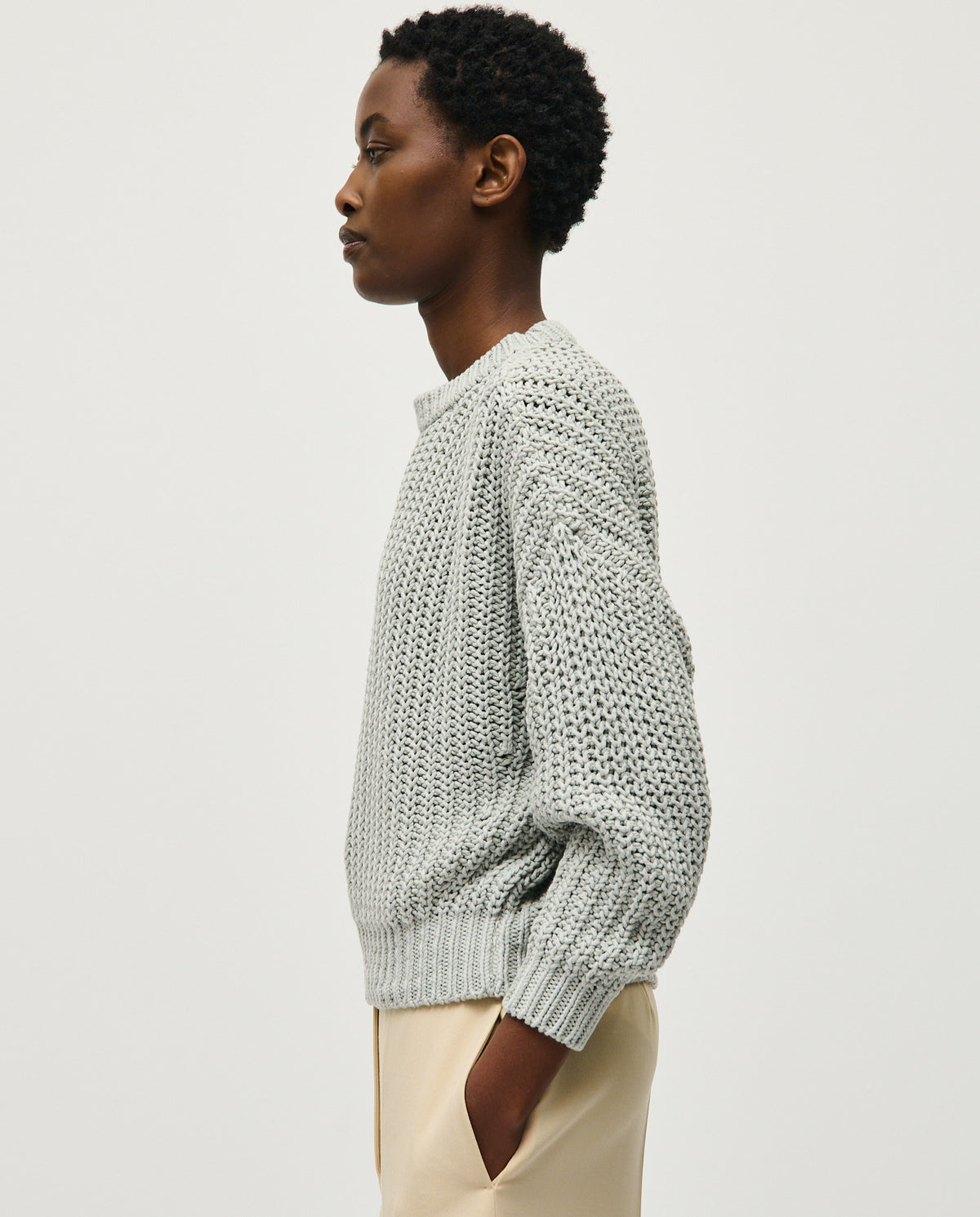 Woman wearing Babaà jumper No18 Chalk, a cozy knit sweater with a relaxed fit and soft chalk-colored fabric.