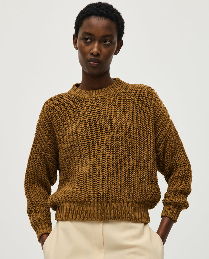 Woman wearing Babaà Jumper No18 Sukkari, cozy knit sweater with a relaxed fit and stylish design.
