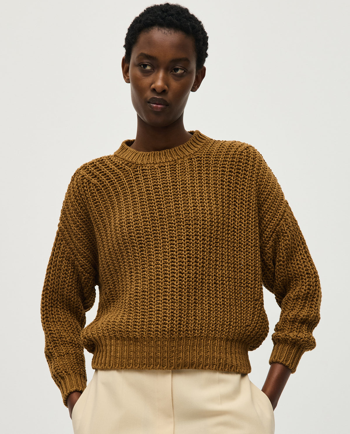 Woman wearing Babaà Jumper No18 Sukkari, cozy knit sweater with a relaxed fit and stylish design.