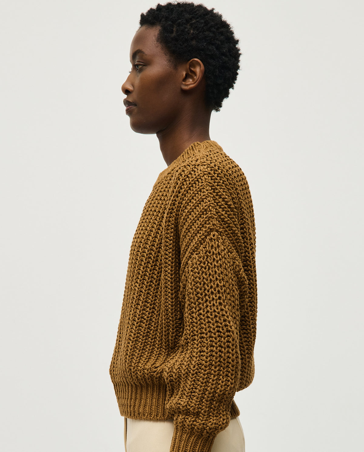 Babaà Jumper No18 Sukkari worn by a woman, cozy knitted sweater in earthy tones, stylish and comfortable for casual wear