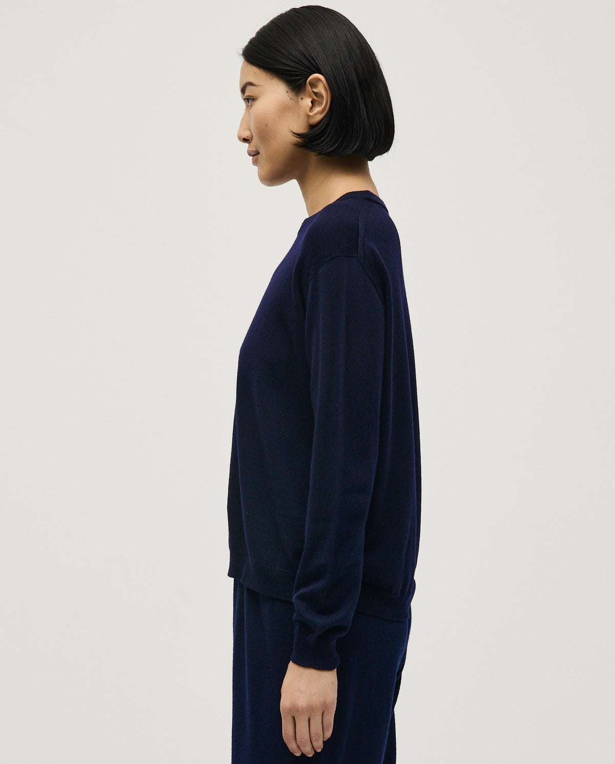 Navy jumper for women by Babaà, featuring a cozy knit fabric and a relaxed fit, displayed on a model.