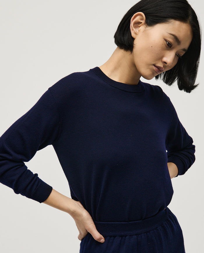 Navy jumper for women by Babaà, featuring a cozy knit design and a relaxed fit, shown on a model.