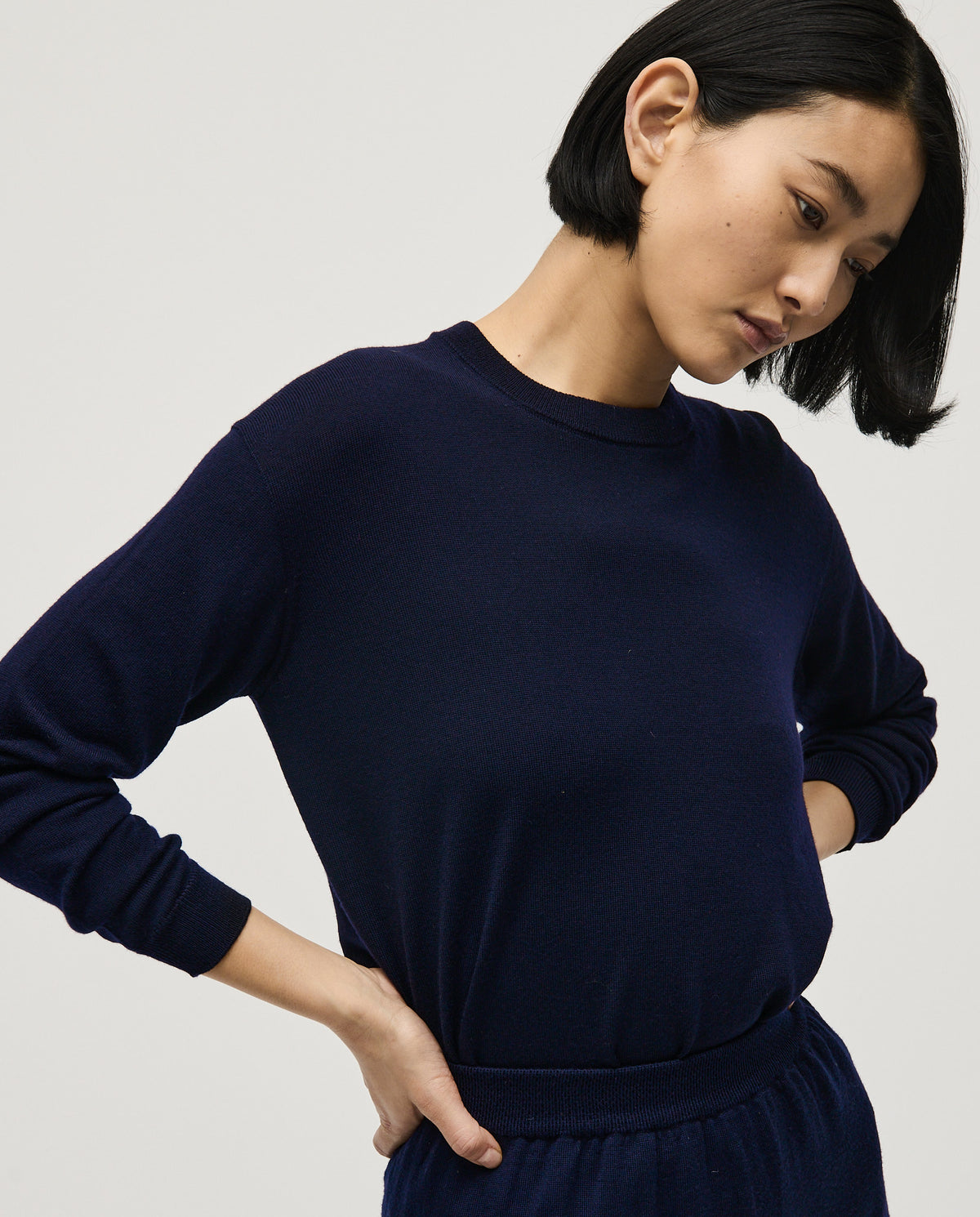 Navy jumper for women by Babaà, featuring a cozy knit design and a relaxed fit, shown on a model.
