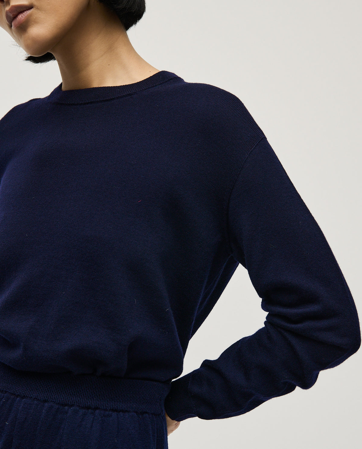 Navy jumper No25 by Babaà, worn by a woman, featuring a cozy, stylish knit design perfect for casual wear.