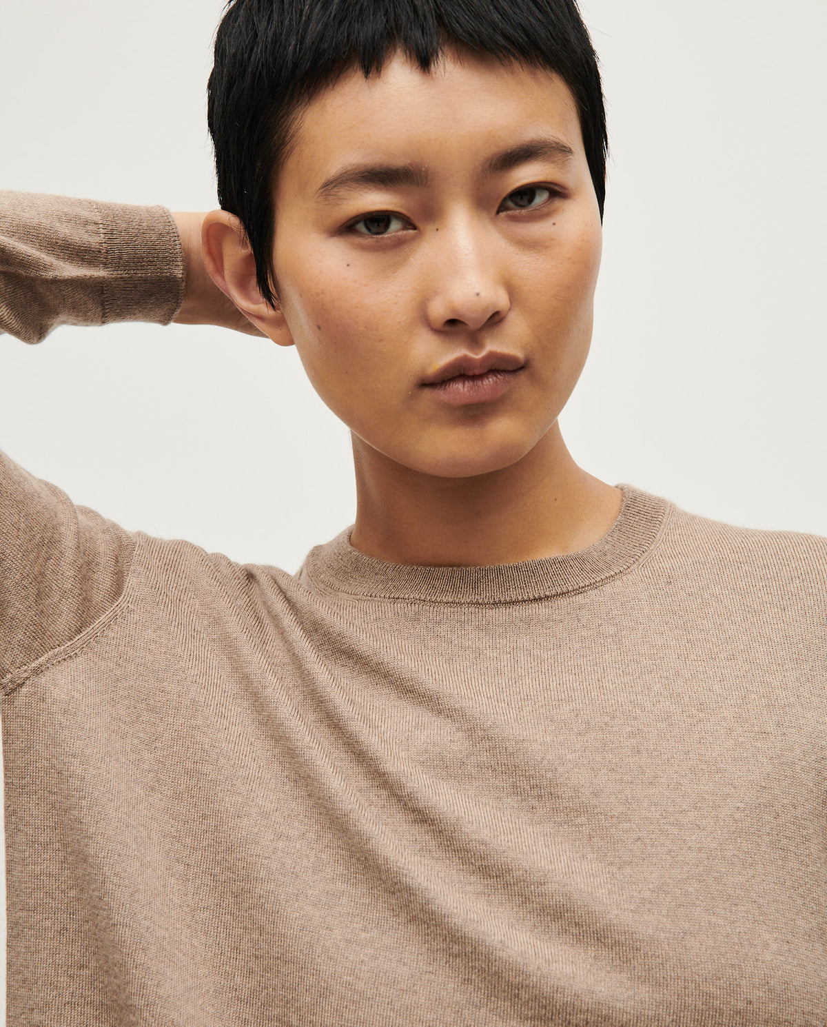 Babaà No25 white gold jumper worn by a woman, cozy knit sweater with a relaxed fit, styled casually.