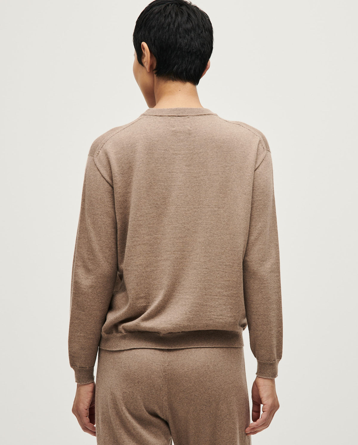 Babaà No25 white gold jumper worn by woman, cozy knit sweater styled for casual wear, close-up of fabric and fit
