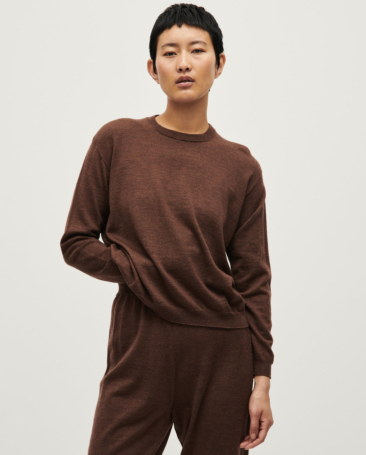 Woman wearing Babaà No25 Roble Rojo jumper, featuring a cozy red knit with a relaxed fit and stylish design.