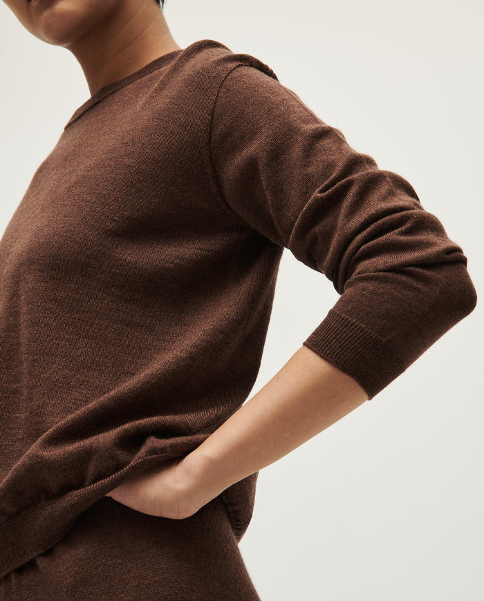 Woman wearing Babaà No25 Roble Rojo jumper, showcasing the cozy, vibrant red knitted sweater with a relaxed fit.