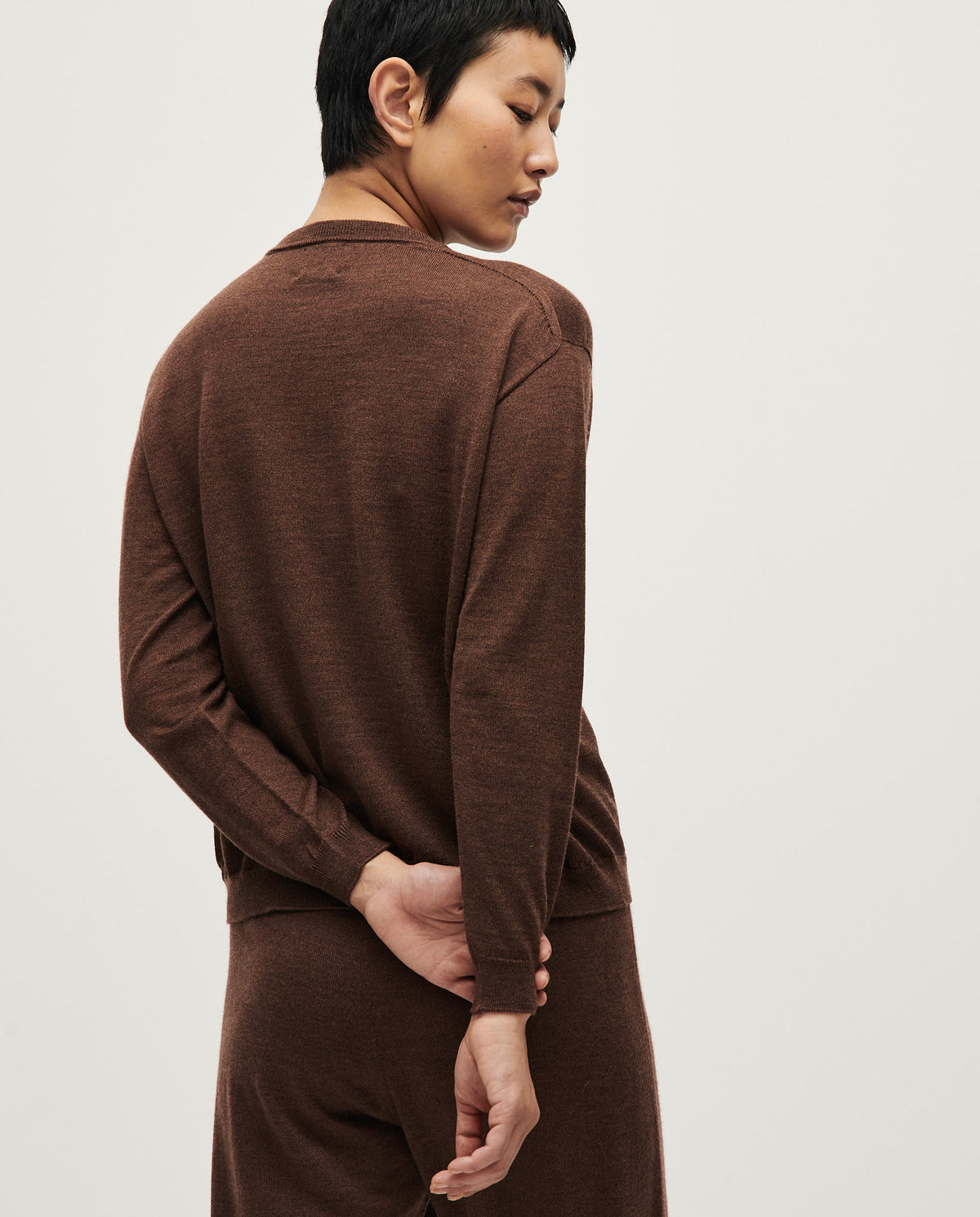 Babaà No25 Roble Rojo women's jumper featuring a cozy, vibrant red knit design and comfortable fit.
