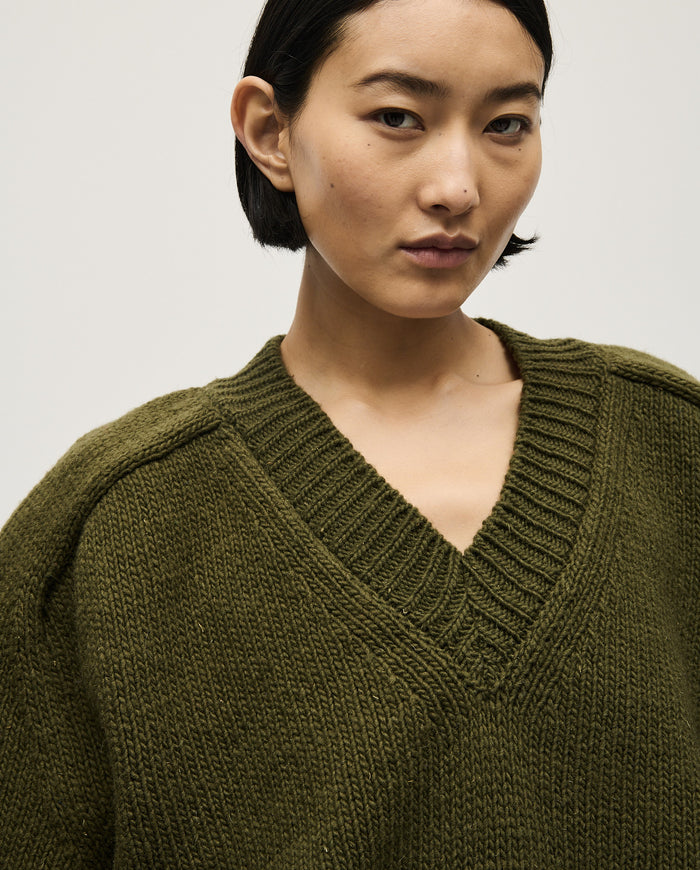 Woman wearing Babaà Jumper No29 Alga, featuring a cozy, stylish knit design in a vibrant green color.