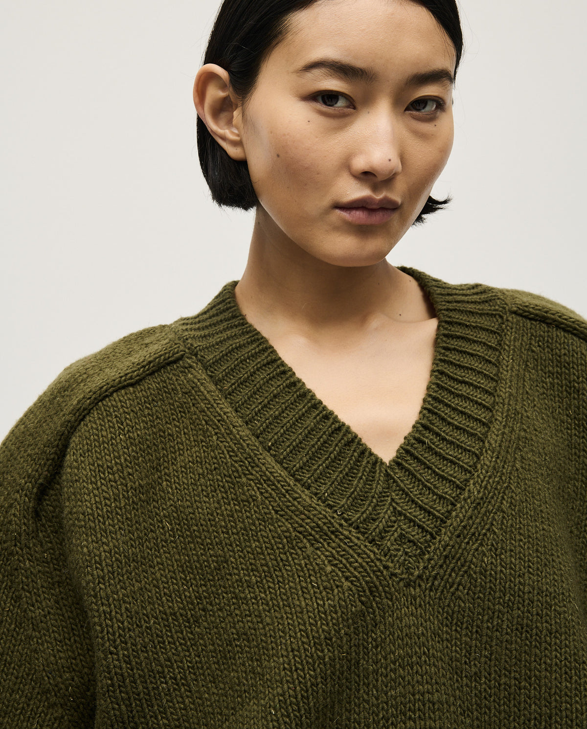 Woman wearing Babaà Jumper No29 Alga, featuring a cozy, stylish knit design in a vibrant green color.