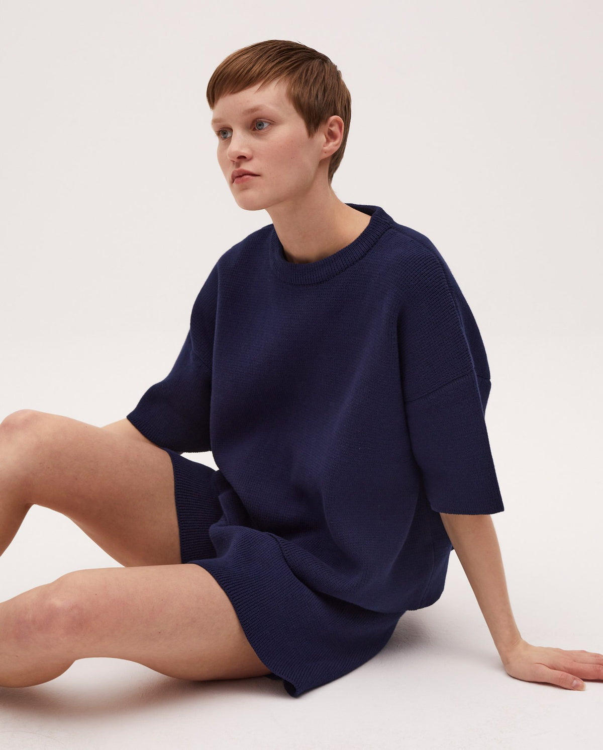 Navy jumper No35 by Babaà, worn by a woman, featuring a cozy knit texture and relaxed fit in a stylish casual look.