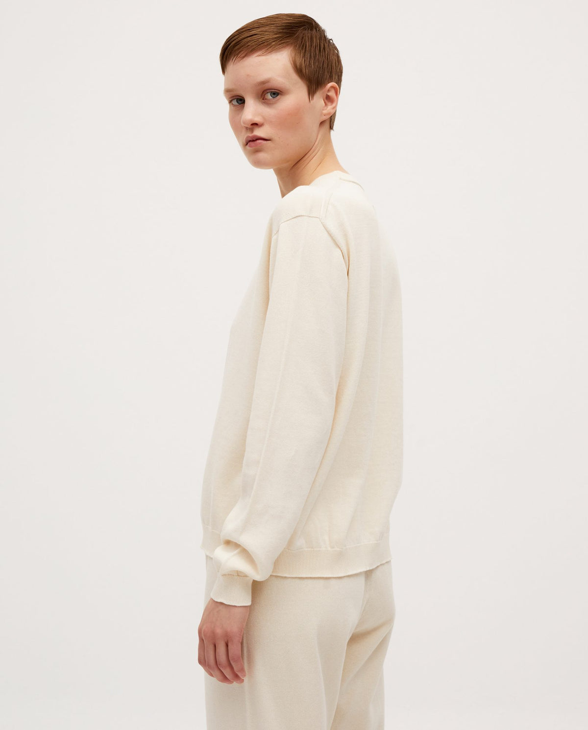Woman wearing Babaà No37 natural jumper made of soft, cozy fabric in a relaxed fit with long sleeves.