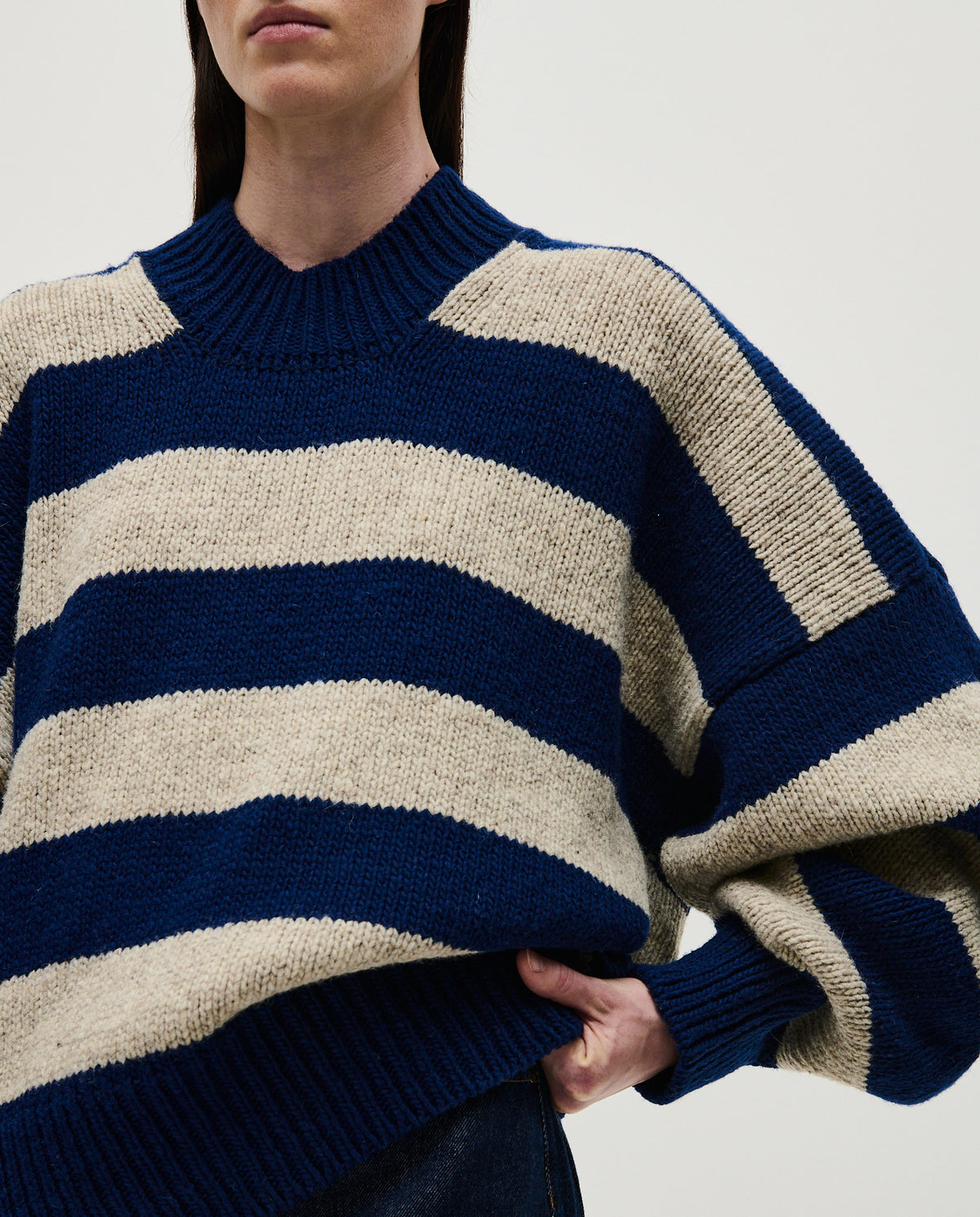Woman wearing Babaà No40 Marino jumper, showcasing its cozy knit texture and classic fit in a stylish, casual look.
