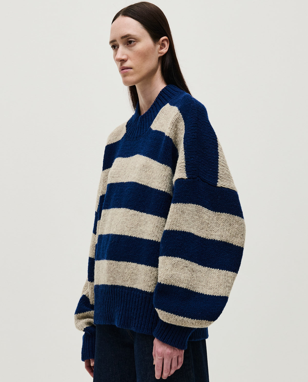 Women's Babaà No40 Marino jumper featuring a cozy, knitted design in navy blue, perfect for stylish winter wear.