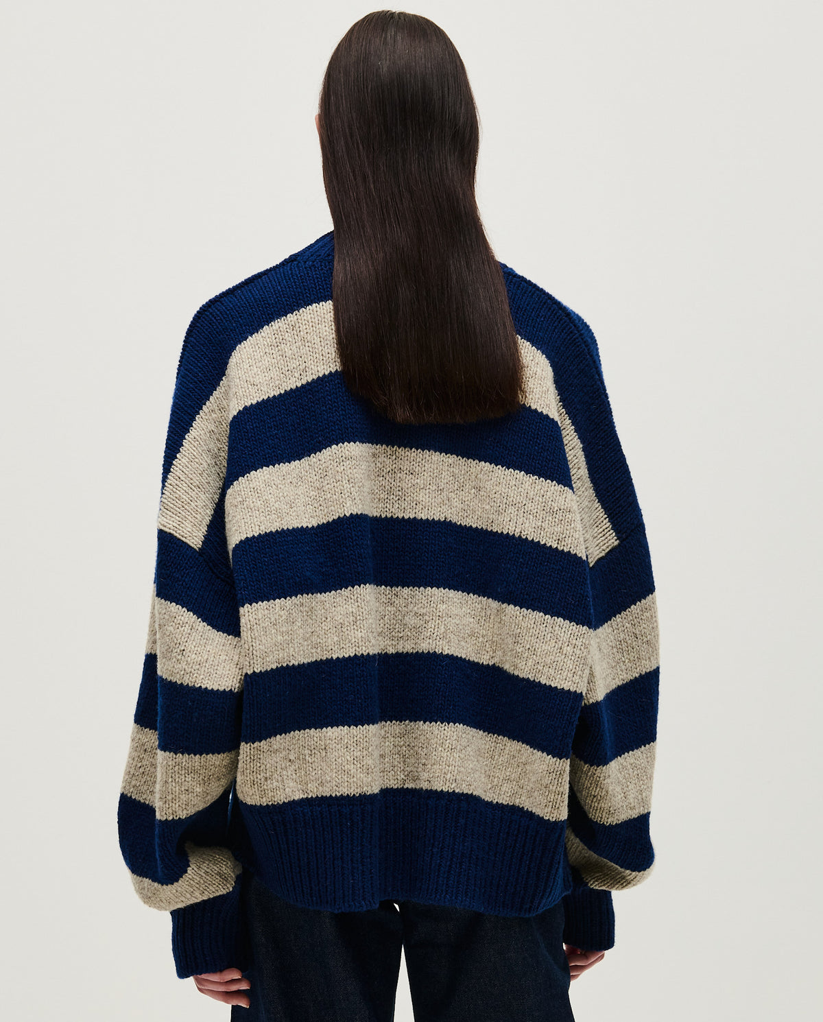 Woman wearing Babaà No.40 Marino jumper, showcasing its cozy knit texture and stylish fit in a casual setting.