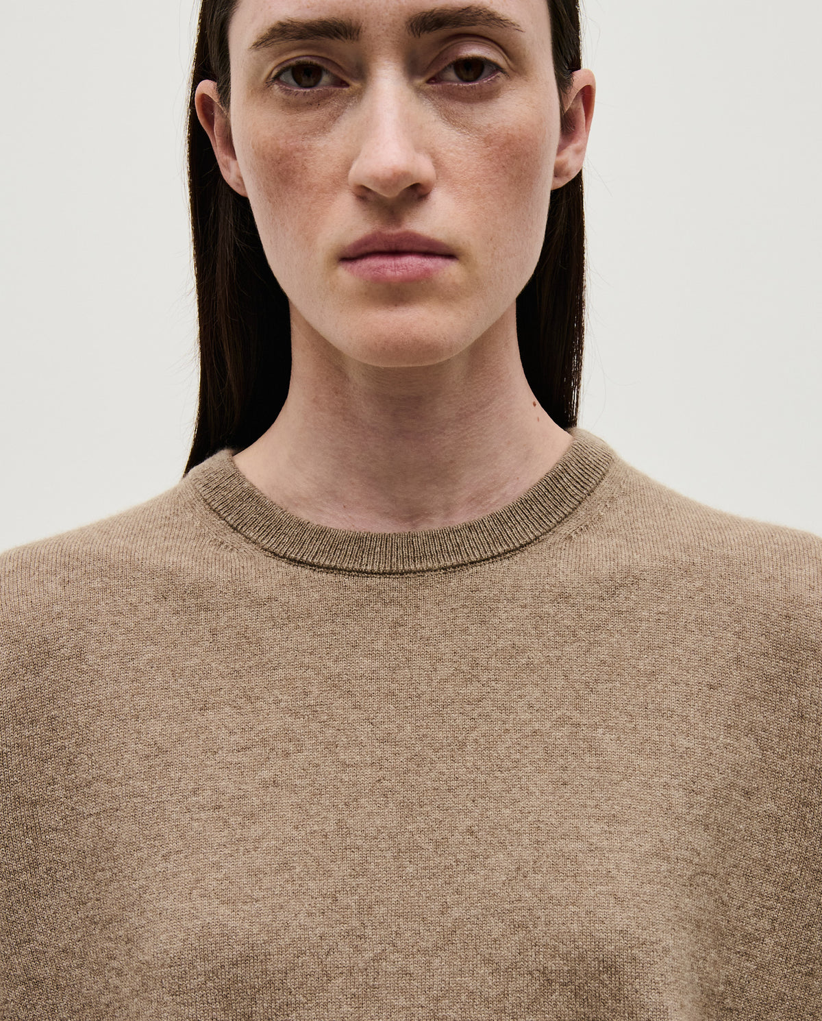 Babaà No41 limestone women's jumper, soft knit fabric, close-up of beige-colored, cozy sweater with ribbed cuffs and neckline.
