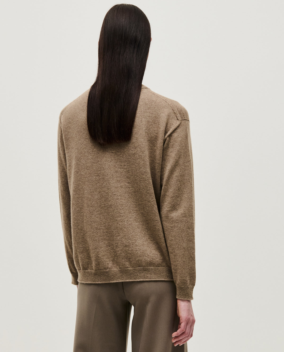Woman wearing Babaà No41 Limestone jumper, showcasing a cozy, stylish knit sweater in soft limestone color.