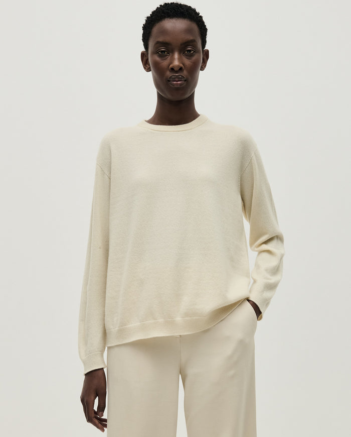 Woman wearing Babaà No41 Natural jumper, showcasing the cozy, neutral-colored knit sweater styled for casual wear.