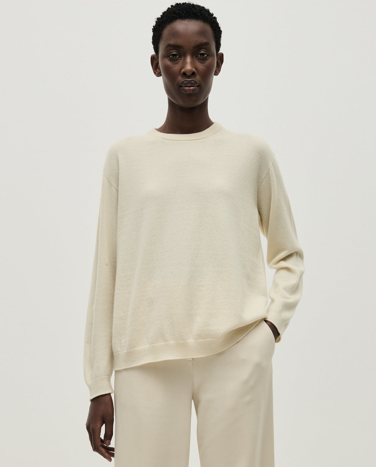 Woman wearing Babaà No41 Natural jumper, showcasing the cozy, neutral-colored knit sweater styled for casual wear.