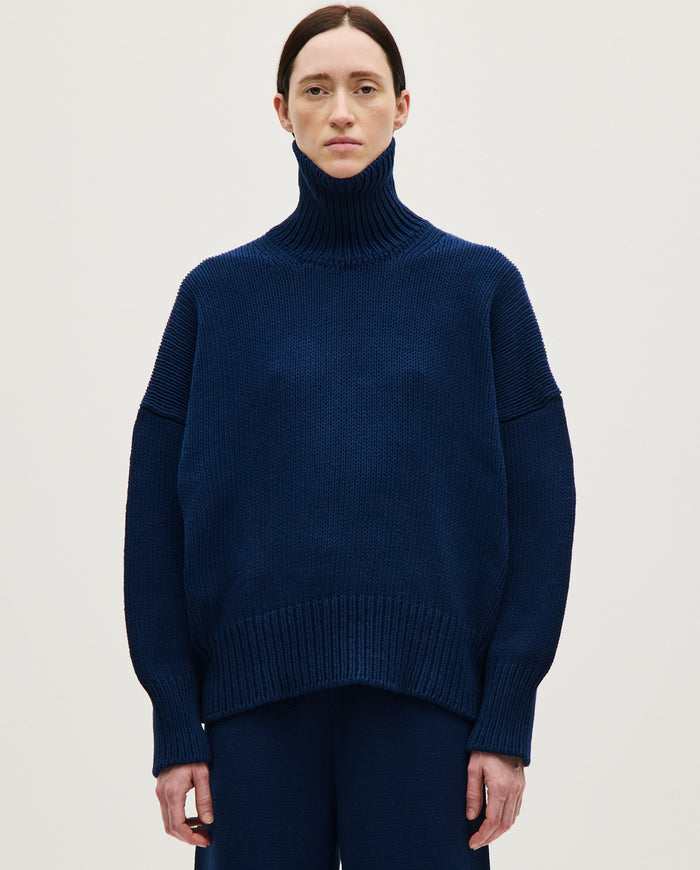 Navy jumper no42 by Babaà, worn by a woman, showcasing a cozy knit sweater with a relaxed fit and ribbed cuffs.