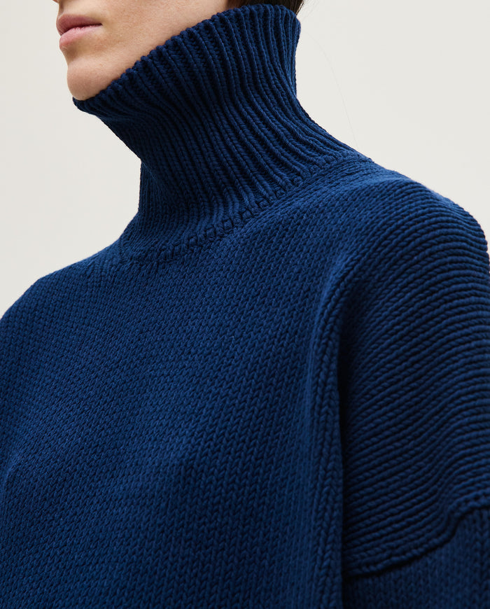 Navy jumper for women by Babaà, featuring a cozy knit design and a relaxed fit, shown on a model.