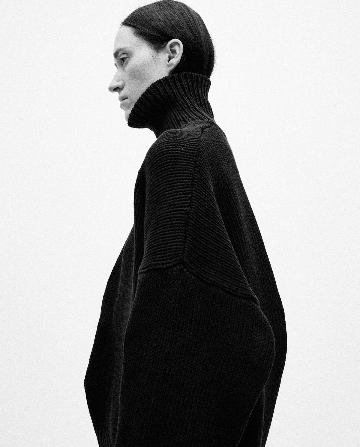 Navy jumper No42 by Babaà worn by a woman, featuring a cozy knit design and comfortable fit.