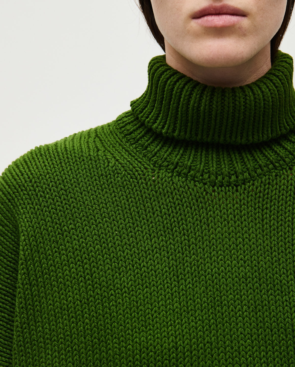 Babaà No42 pine-colored women's jumper, soft knit fabric, with a relaxed fit and ribbed cuffs, shown on a model.