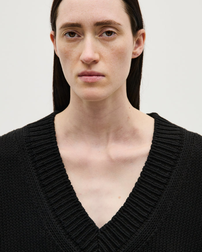 Black Babaà jumper No44 for women, showcasing a stylish, cozy knit sweater with a fitted design and long sleeves.