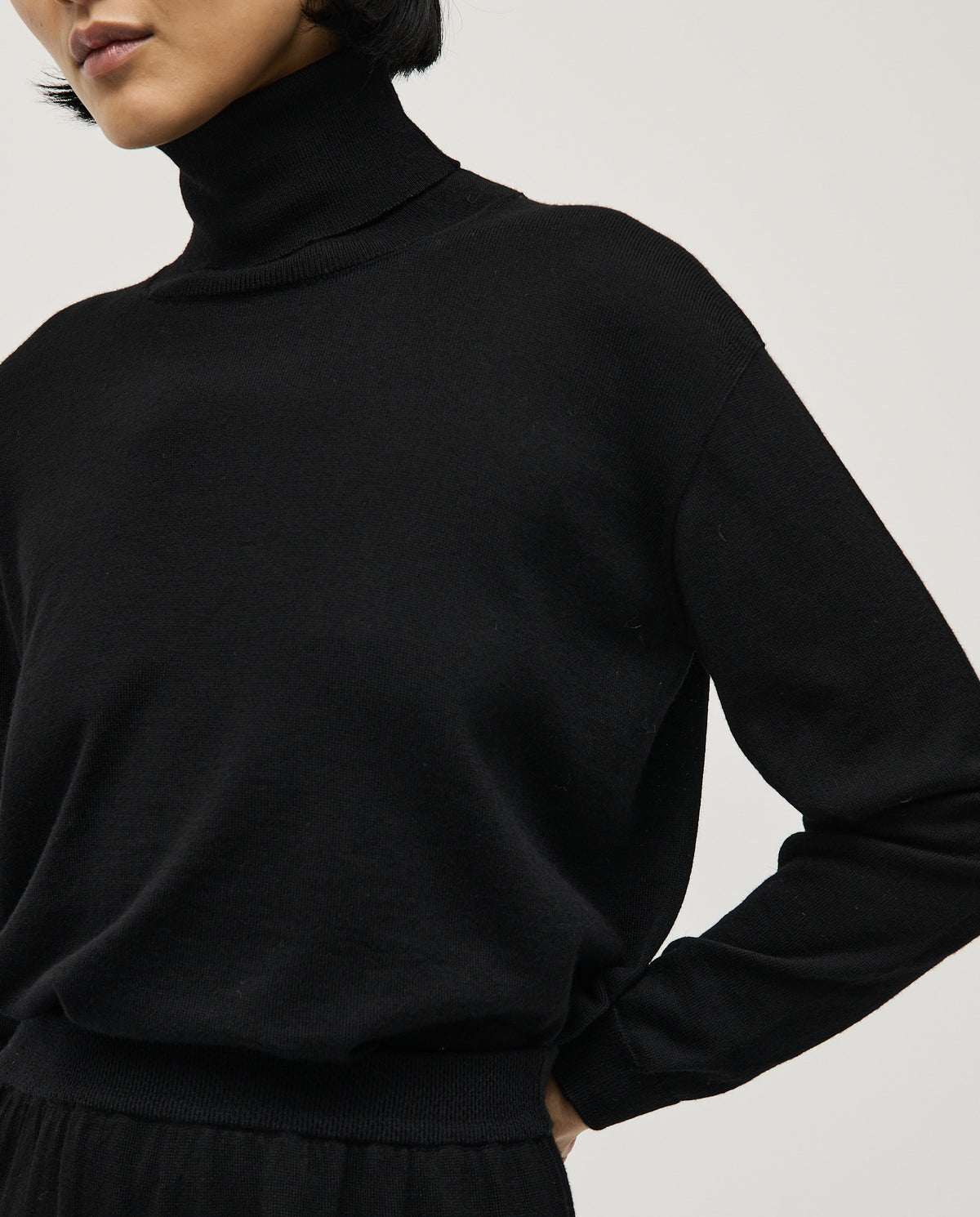 Black women's jumper No47 by Babaà, featuring a cozy knit fabric and relaxed fit, shown on a model.