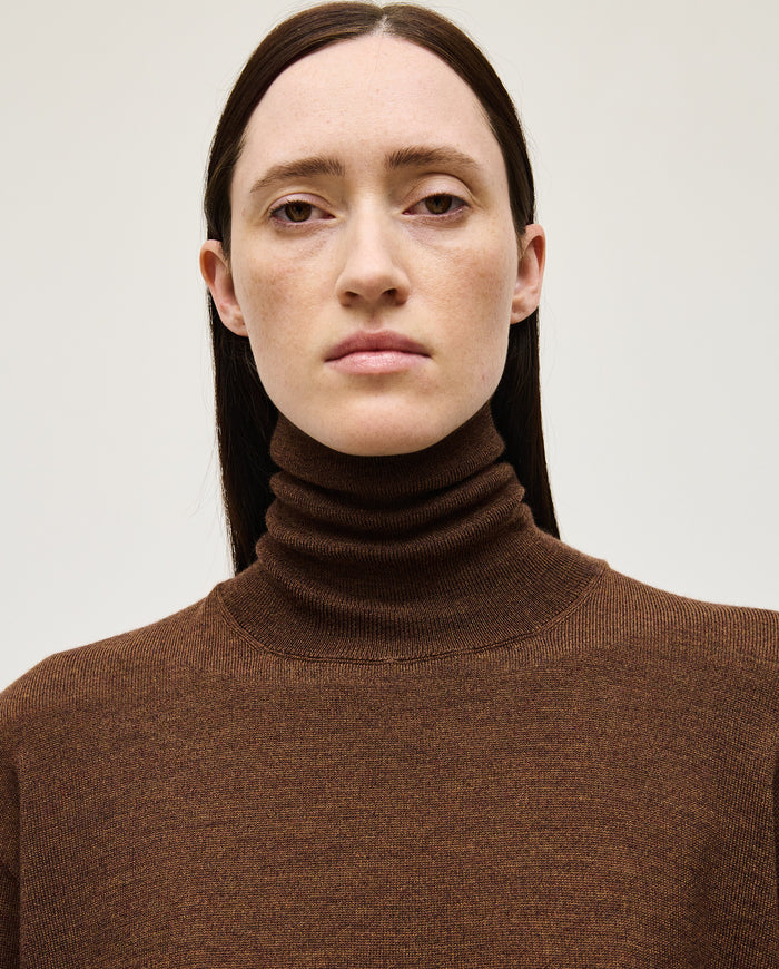 Woman wearing Babaà No47 Roble Rojo jumper, featuring a cozy red knit with a relaxed fit and stylish design.