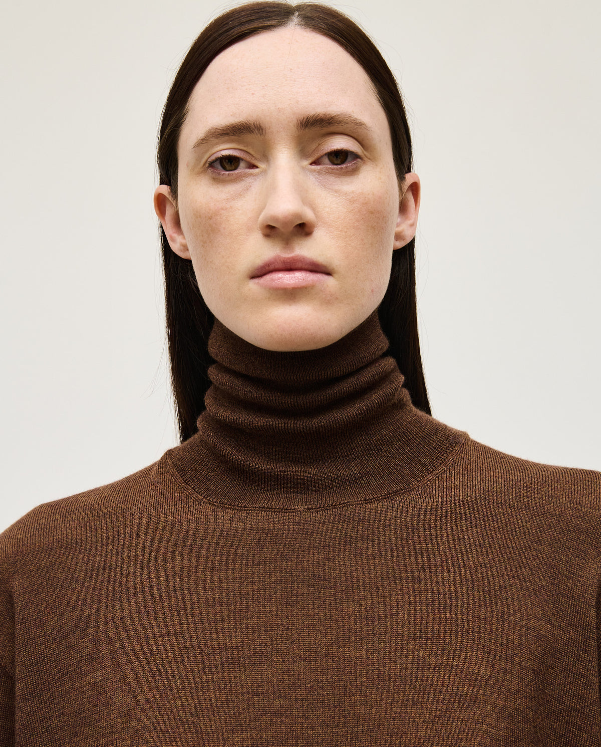 Woman wearing Babaà No47 Roble Rojo jumper, featuring a cozy red knit with a relaxed fit and stylish design.