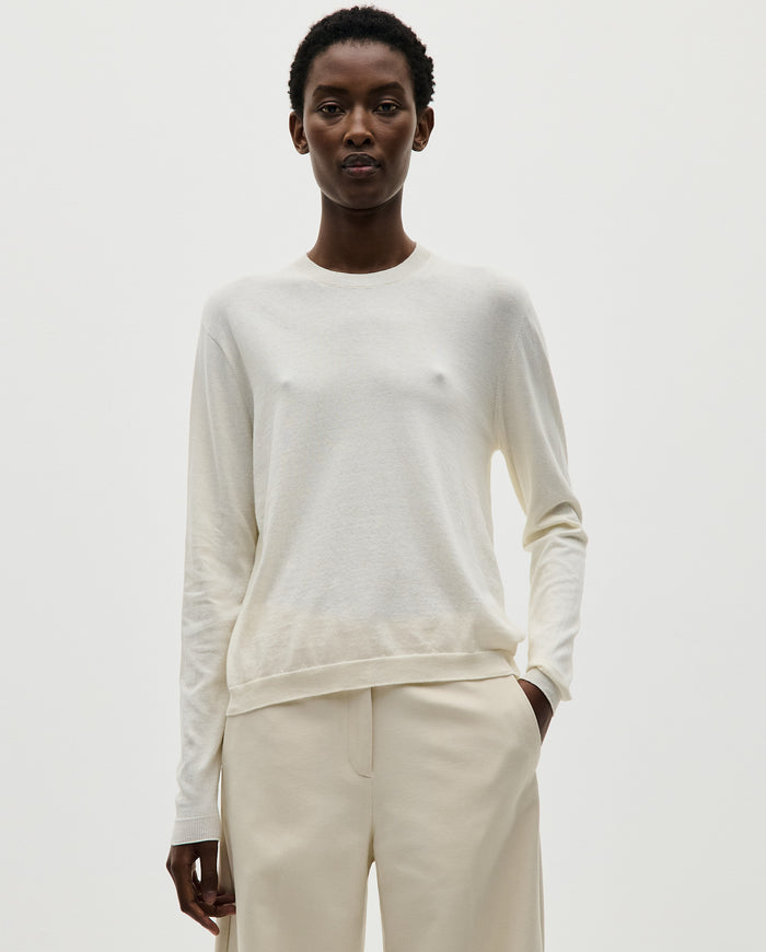 Woman wearing Babaà No50 Natural jumper, showcasing the cozy knit sweater in a neutral natural color.