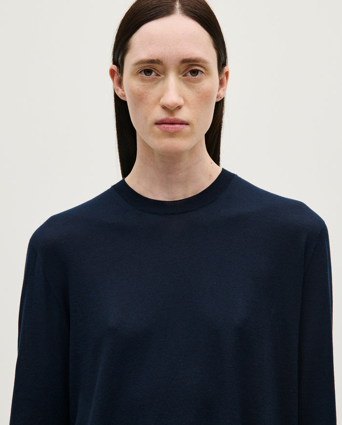 Navy jumper for women by Babaà, featuring a cozy knit design and a relaxed fit, suitable for casual or office wear.