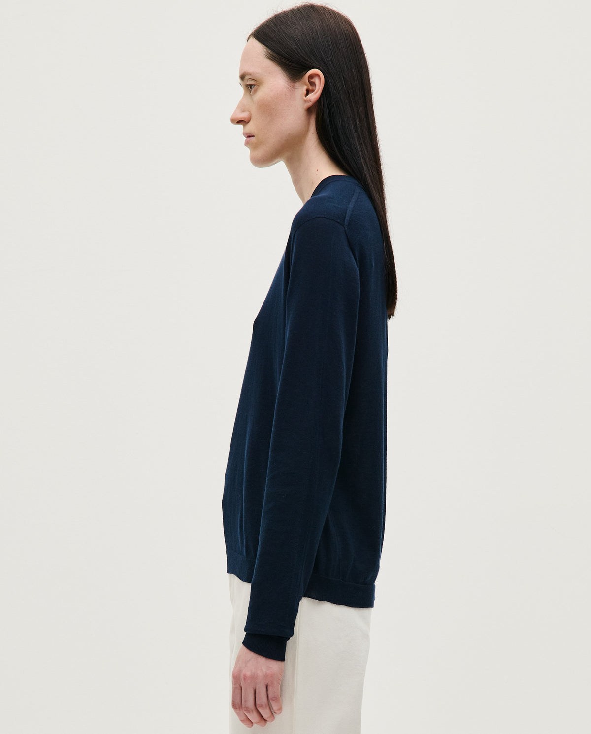 Navy jumper for women by Babaà, featuring a cozy knit design and a relaxed fit, shown on a model.