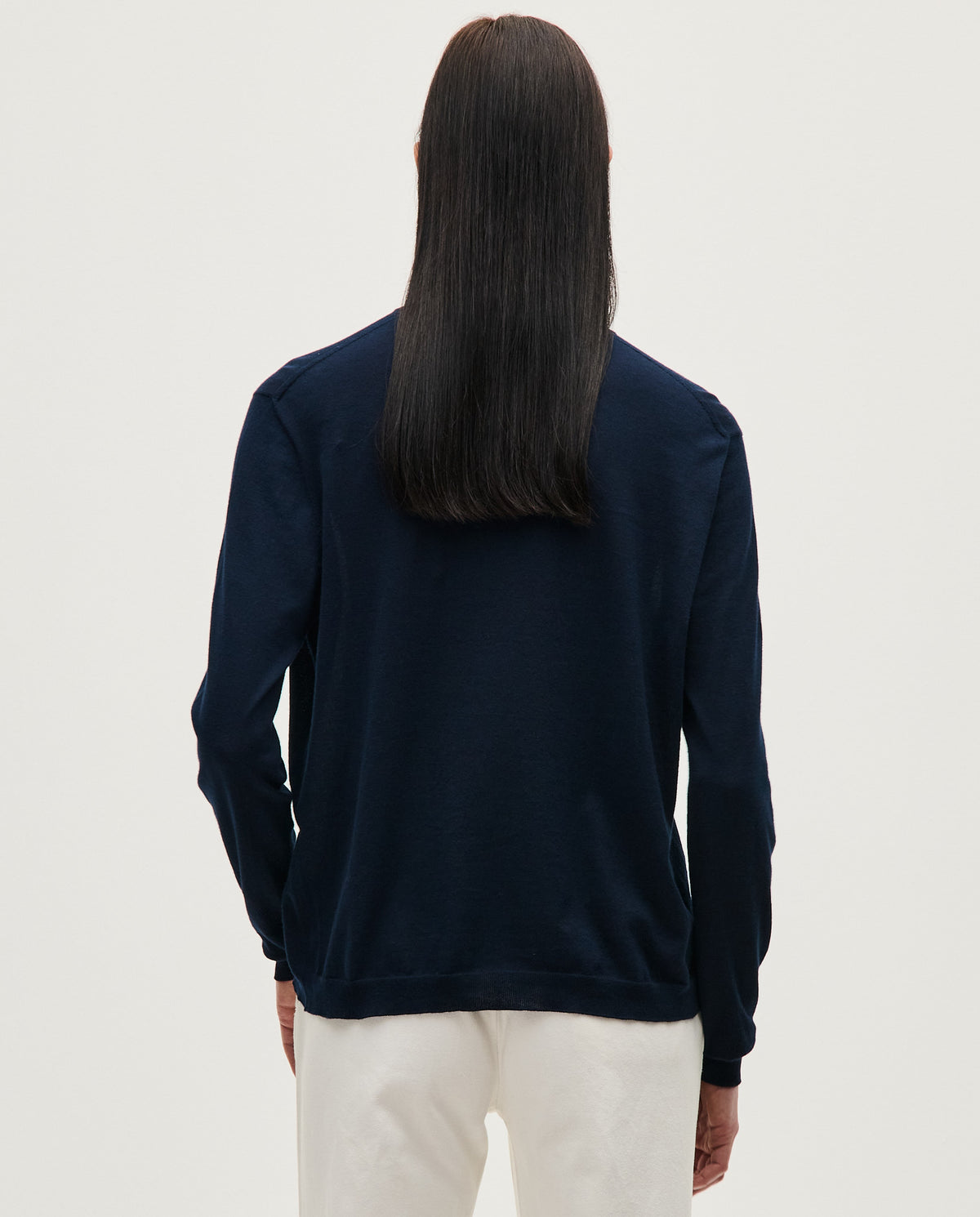 Navy jumper for women from Babaà, featuring a cozy knit design and a relaxed fit, worn by a model in a casual setting.