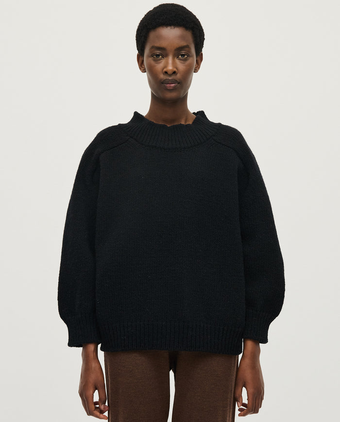 Black women's jumper No51 by Babaà, featuring a cozy knit design and relaxed fit, displayed on a model.