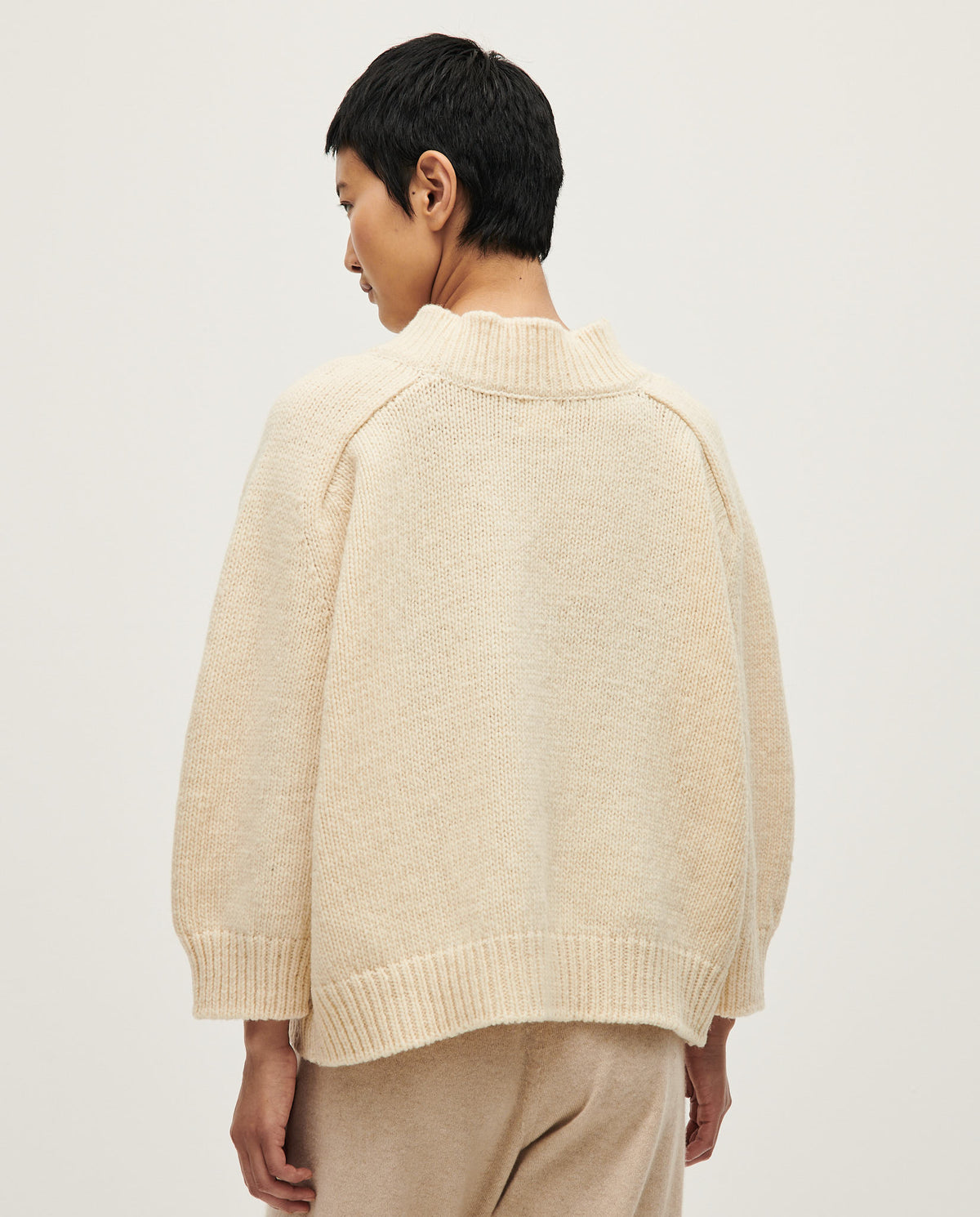 Woman wearing a natural-colored Babaà No51 jumper, featuring a cozy fit and soft knit fabric, perfect for casual wear.
