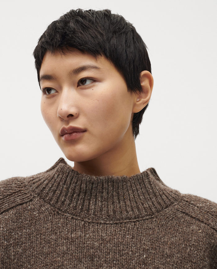 Woman wearing Babaà No51 Oak jumper, a cozy knit sweater in warm oak color, styled for casual wear.
