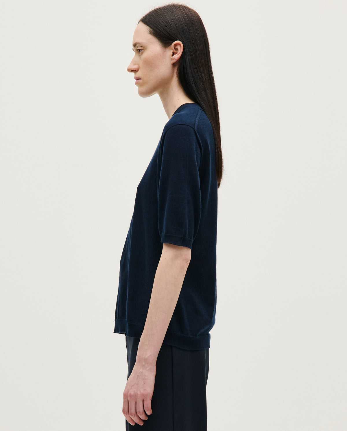 Navy jumper No59 by Babaà worn by a woman, showcasing its cozy knit texture and relaxed fit.